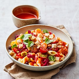 Italiaanse pasta salade met cherry tomaatjes en basilicum